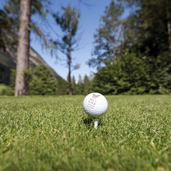 Golfball auf dem Fairway in Brand im Brandnertal vor alpiner Bergkulisse nahe dem Hotel Valavier.