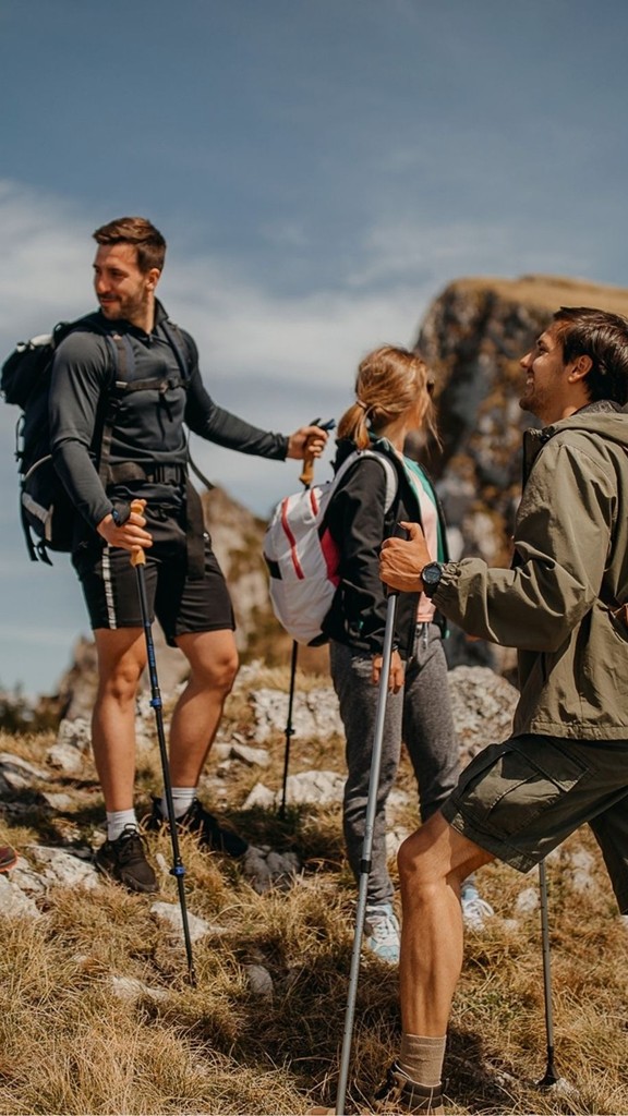 Eine Gruppe Wanderer auf einem Berrgipfel.